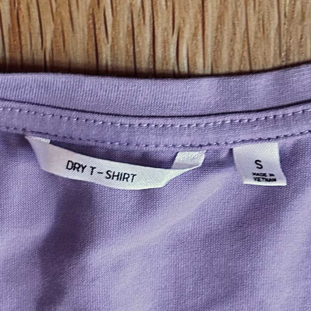 Uniqlo Light Purple V-Neck Short Sleeve Tee Women’s Small - Picture 2 of 5